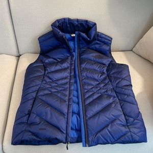 Womens Northface Navy M puffer vest with packets. LIKE NEW 💙💙💙